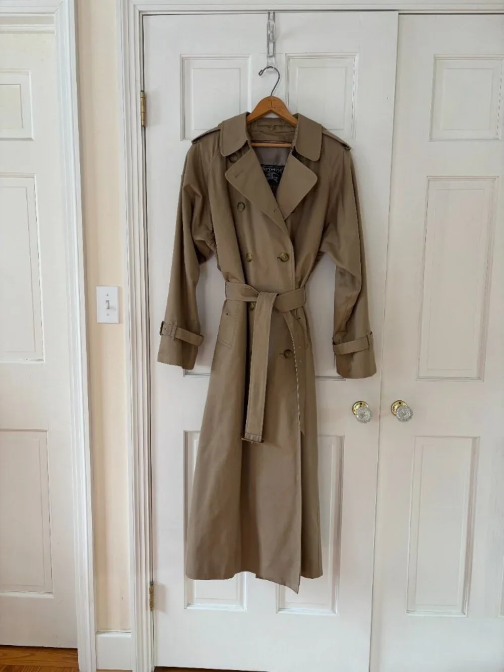 Burberry's Trench Coat with  Zip-out lining and button-on wool collar - Picture 4 of 5